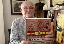 Mariano Nieto Oñate junto a su novela 'Júbilo, dolor y esperanza'