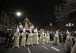 La Cofradía de la Sagrada Cena porta la imagen del Jesús de la Esperanza.