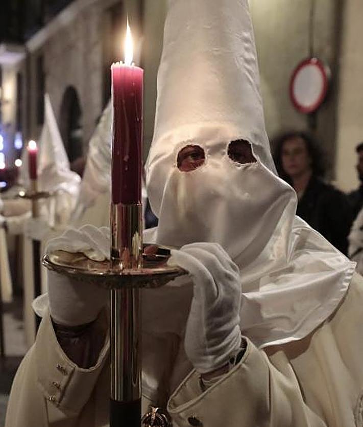 Imagen secundaria 2 - Jesús de la Esperanza congrega a cientos de personas en la primera procesión de la Semana Santa