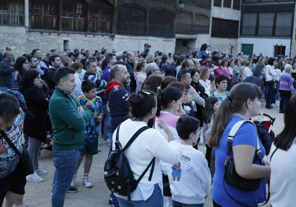 Parte de los asistentes a esta segunda concentración contra la violencia, acto desarrollado en la plaza del Coso.