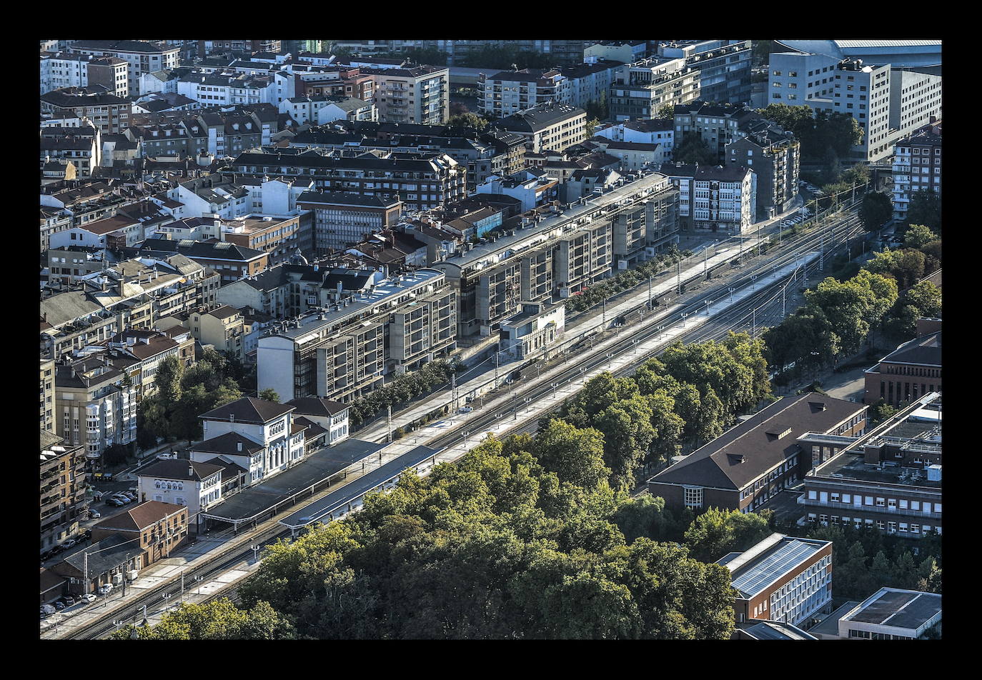 Abajo, esquina izquierda, estación de Dato y trazado de las vías al paso por Vitoria-Gasteiz.