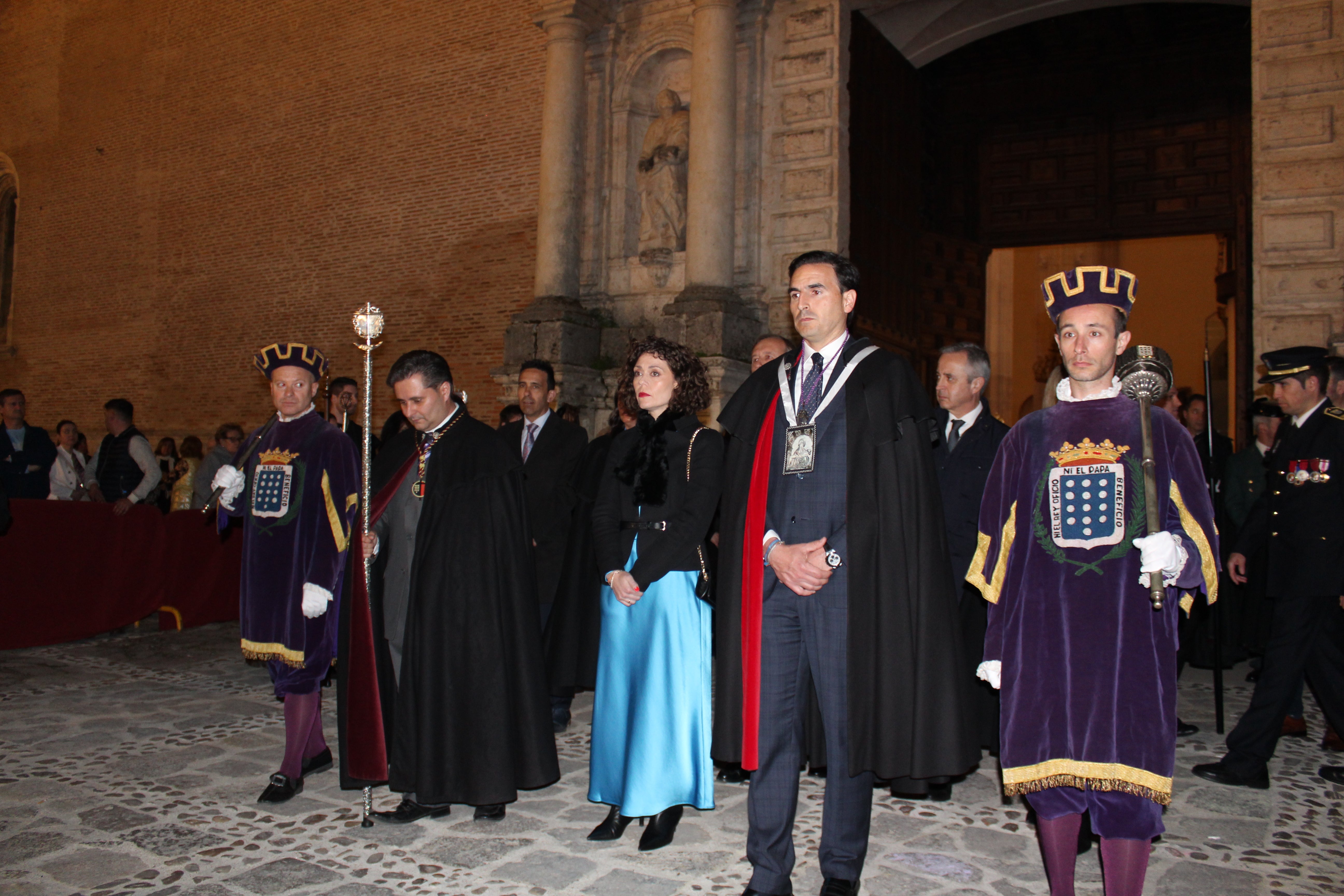 Autoridades comenzando la procesión 