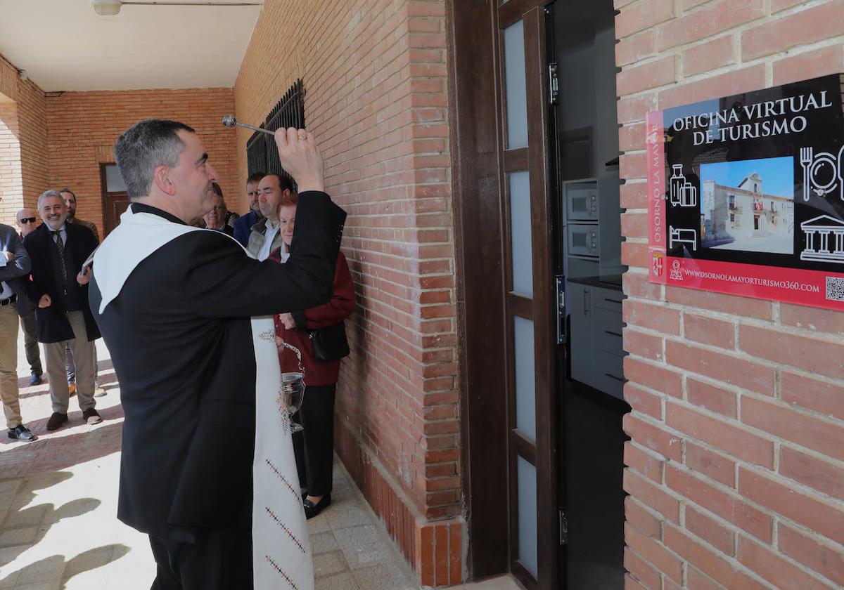 El obispo de Palencia bendice el nuevo albergue para peregrinos de Osorno, este viernes