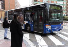 Un autobús de Auvasa circula por Valladolid.