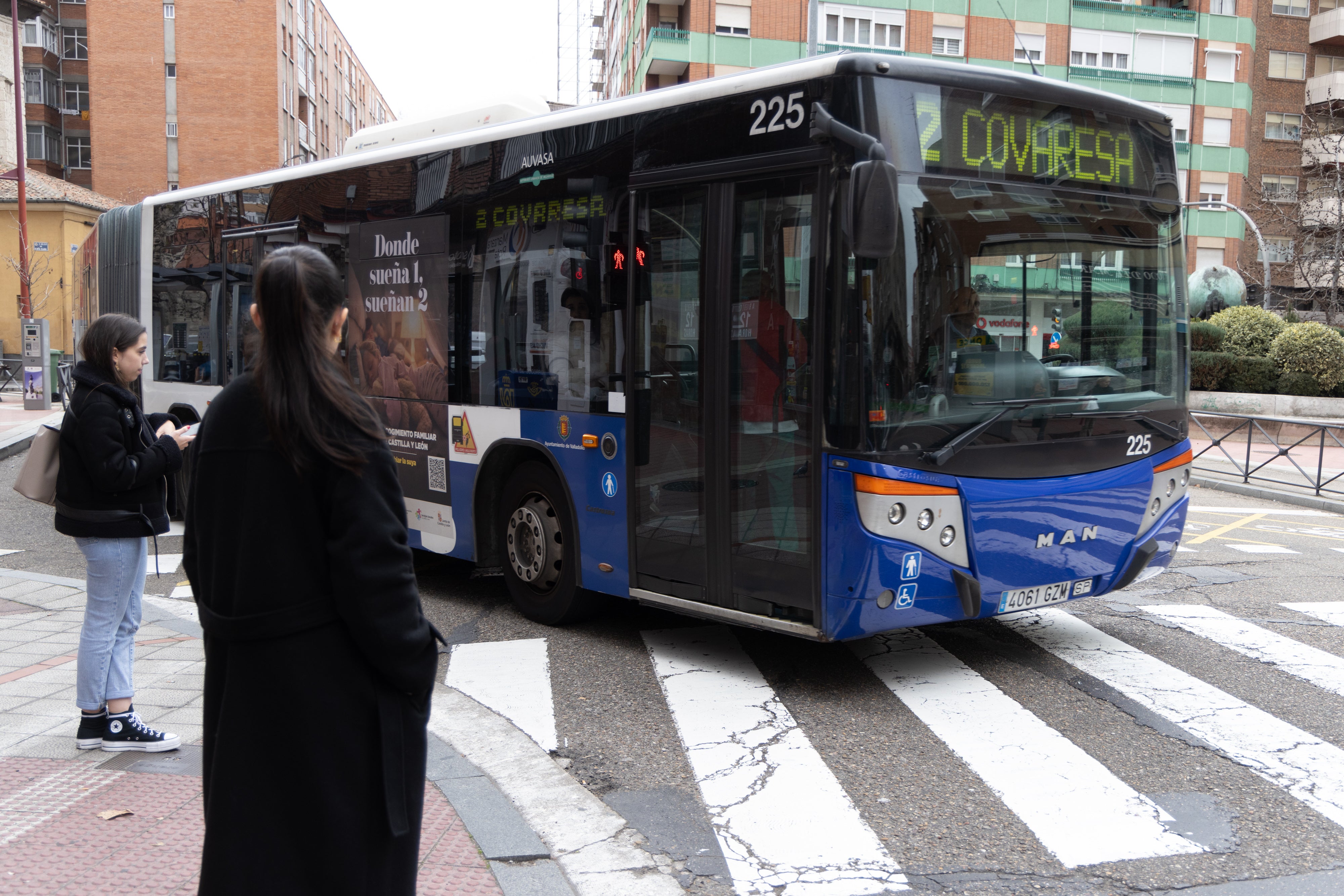 Un autobús de Auvasa circula por Valladolid.