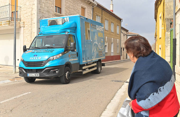 Marina Escalante, de Santibáñez de Valcorba esperando la llegada del Cajero Móvil