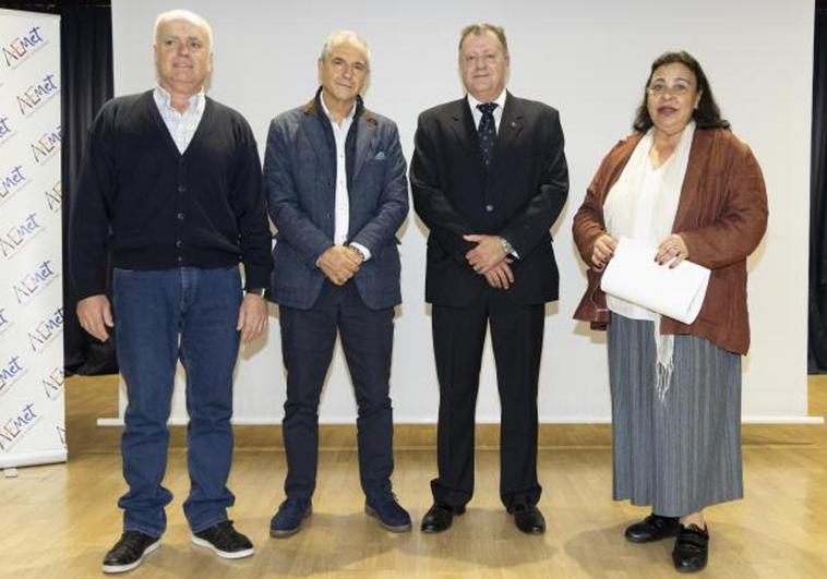 Tres colaboradores premiados por la Aemet junto al Delegado Territorial, Manuel Mora.