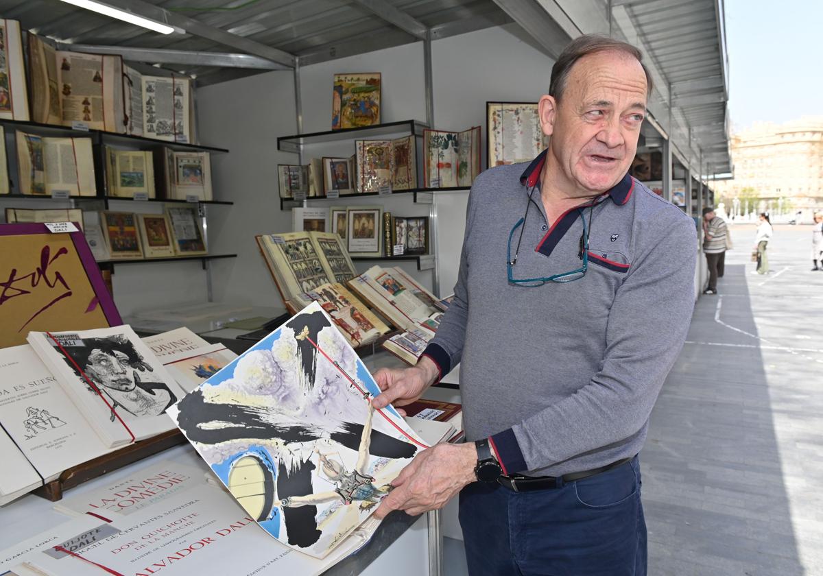 José Antonio Valladares muestra una litografía de un ejemplar del 'Quijote' ilustrado por Dalí en 1957, que vende por 20.000 euros.