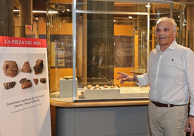 El director del Museo, Javier Pérez, junto a la vitrina con la 'pieza del mes'.