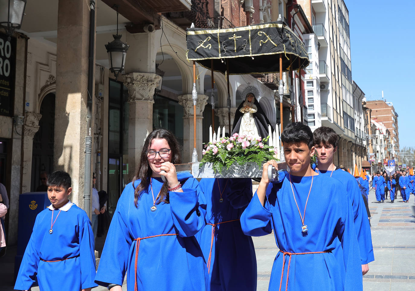 Procesión de los alumnos del colegio Divino Maestro