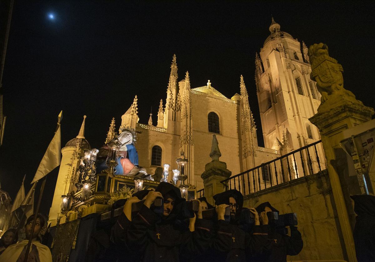 Procesión de los exalumnos maristas junto a la Catedral de Segovia, este viernes.