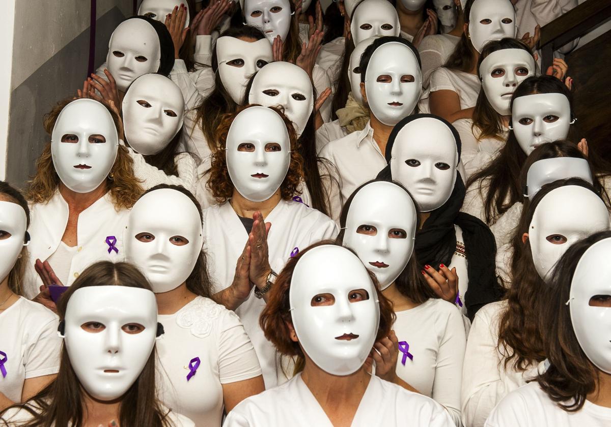 Alumnas de un centro docente de Segovia conmemoran el día contra la violencia de género.