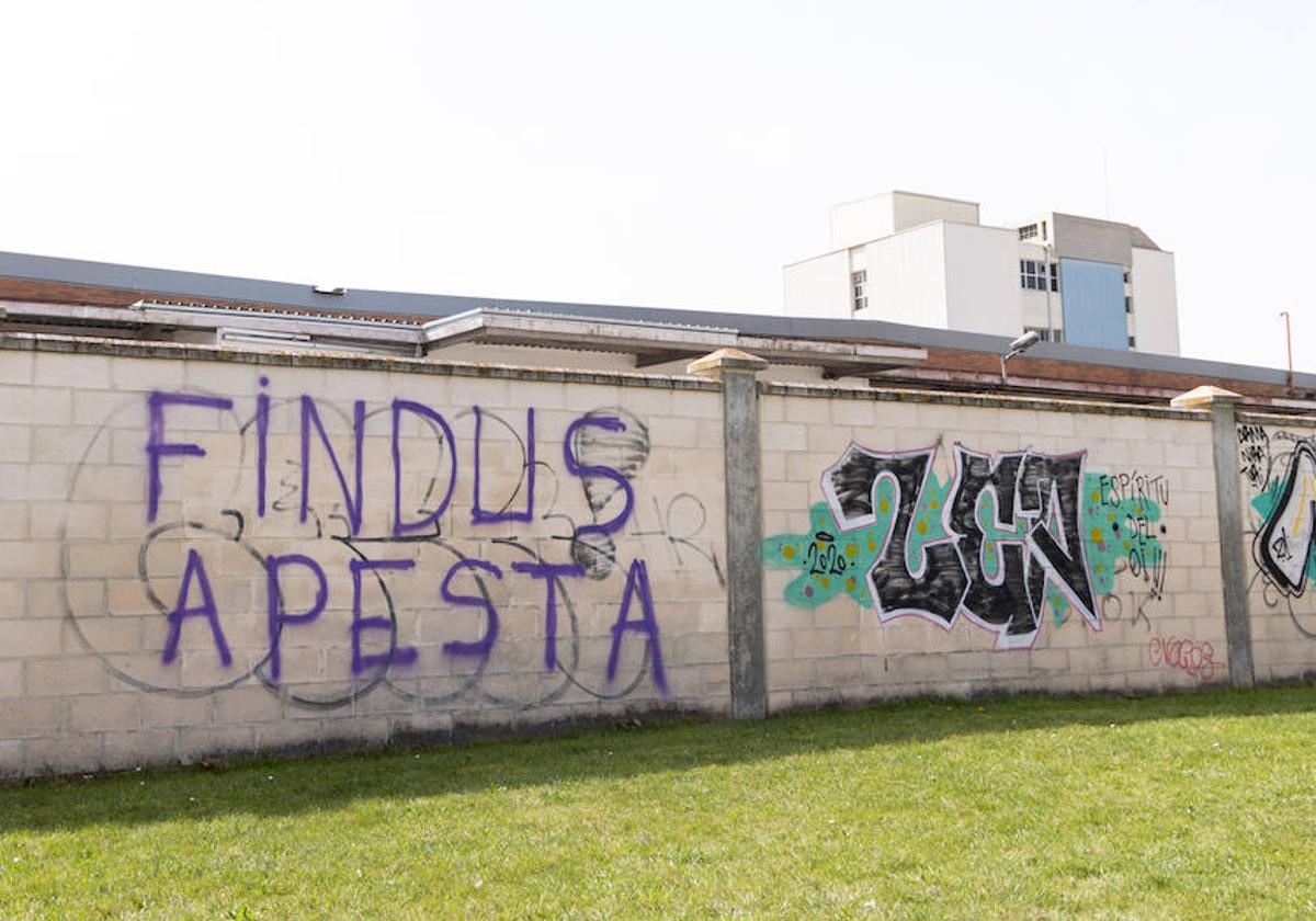 Pintada que ha aparecido la pasada semana en las tapias de la planta de Findus.