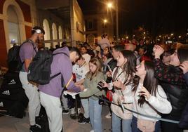 Los jugadores del Real Madrid firman autógrafos en la estación de trenes.