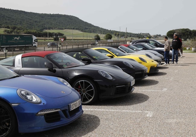 Casi medio centenar de coches se han sumado a este evento organizado por Porsche Club España.