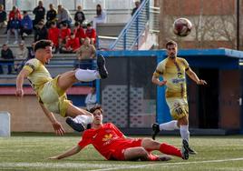 Javi Rodríguez despeja el balón de forma acrobática.