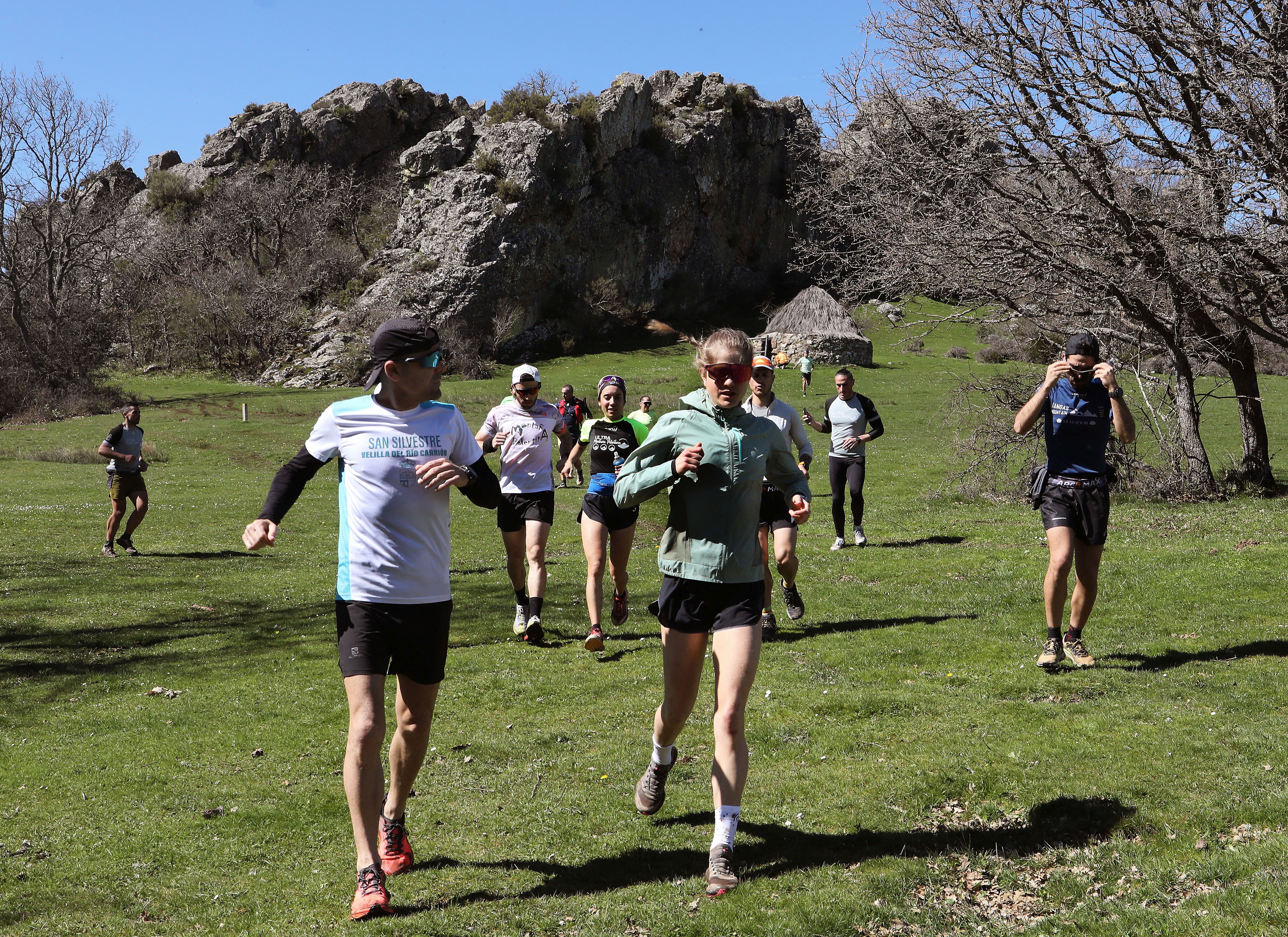 Malen Osa entrena a un grupo de corredores por la Montaña Palentina.