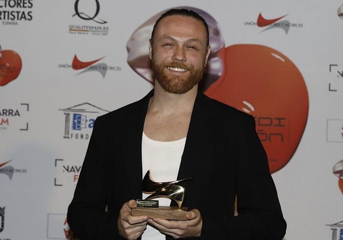 Alfredo Noval con el premio de la Unión de Actores y Actrices.
