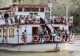 Usuarios y voluntarios de Asalvo a bordo de la Leyenda del Pisuerga.