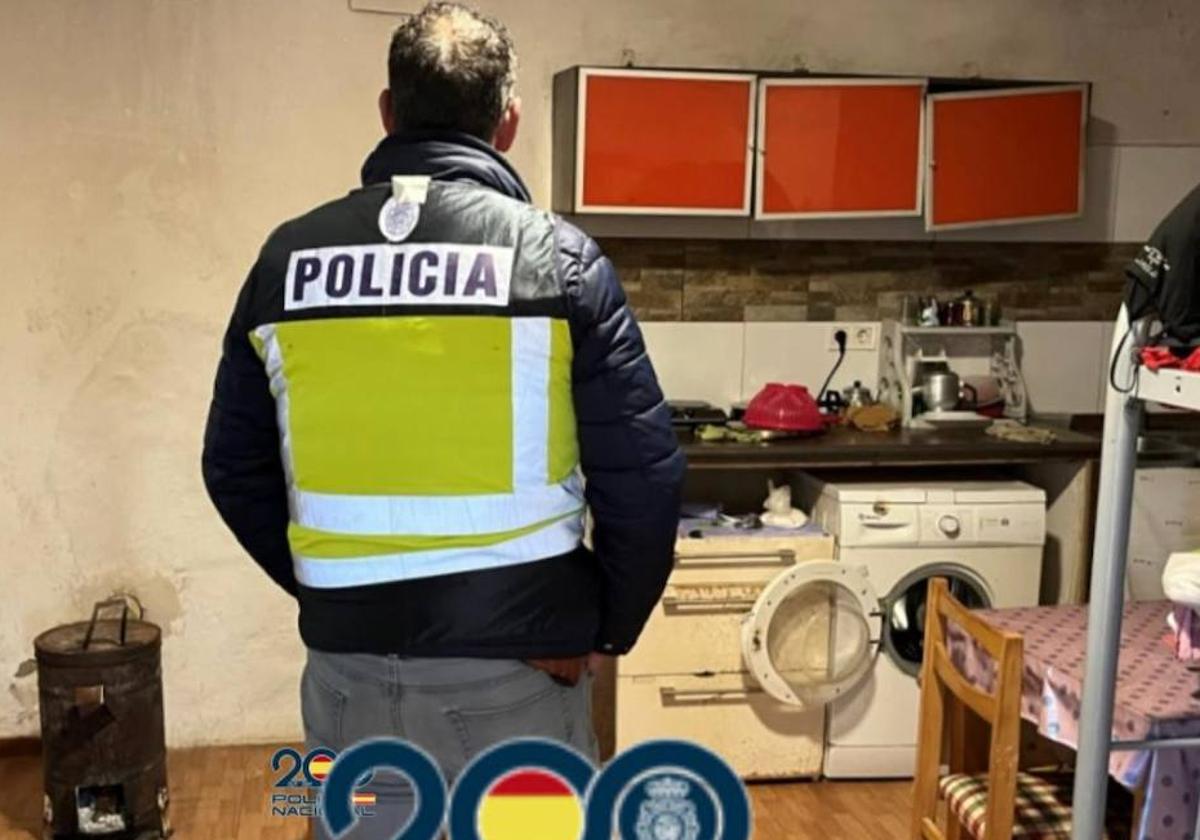 Un policía nacional en el lugar donde se hallaban las mujeres.