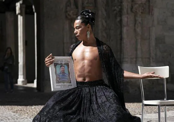 Lukas Avendaño durante la representación 'Buscando a Bruno' en el Festival de Teatro de Artes de Calle (TAC) que realizó en 2019 frente a la fachada del Museo Nacional de Escultura en Valladolid.