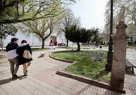 Los parterres de la plaza de Santa Cruz, ya sin las vallas bajas de forja.