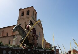 La Borriquilla con la Iglesia Santiago el Real de fondo