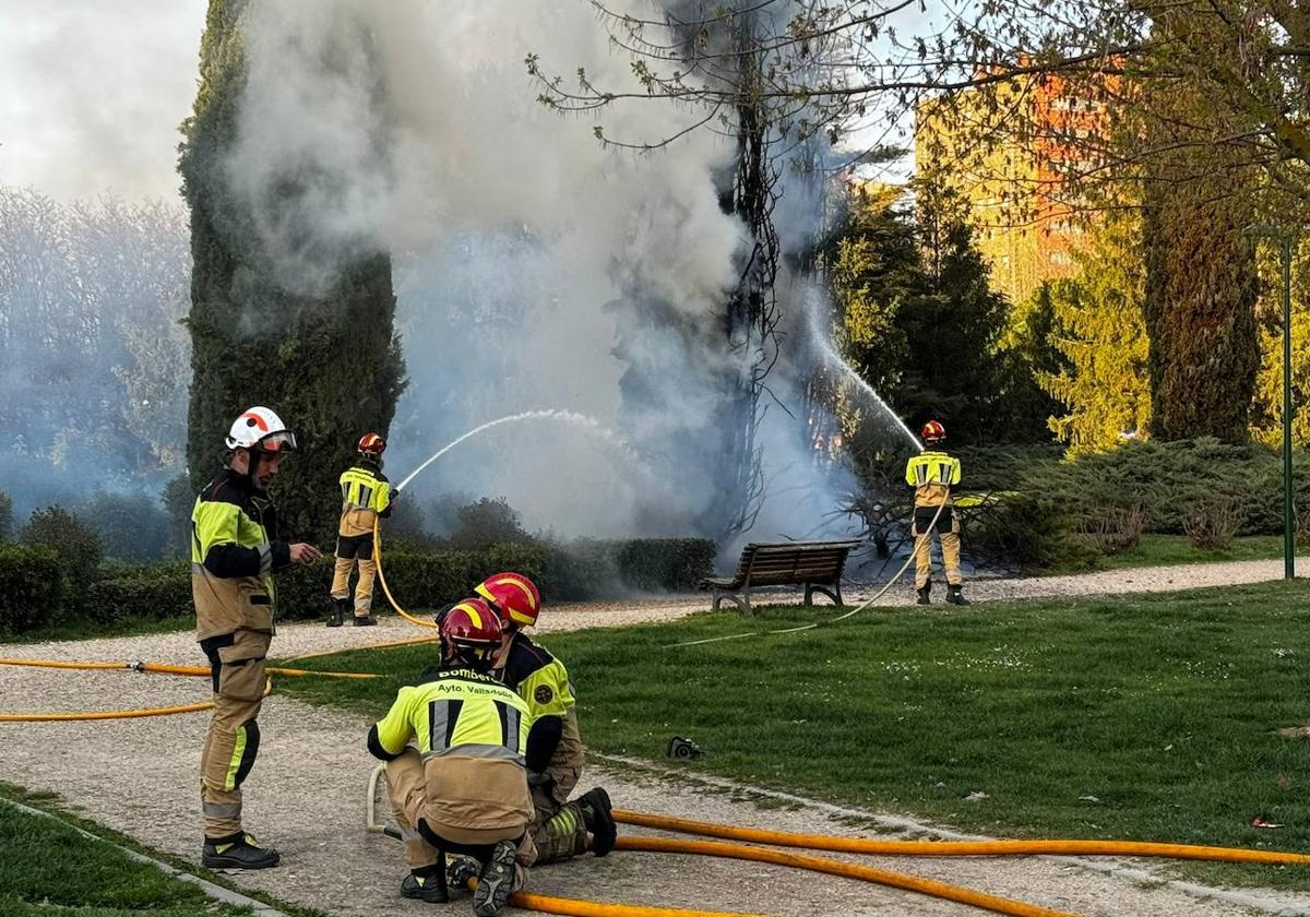 Intervención de los Bomberos en la calle Monasterio de Santa María de Montserrat.