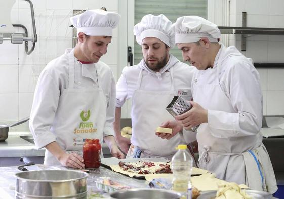 Alumnos del centro Ciudad de Léon durante unas prácticas.