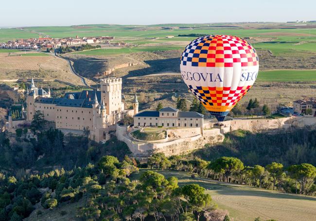 Un globo aerostático, junto al Alcázar de Segovia.