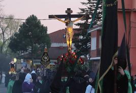 La procesión avanza por el Paseo del Otero