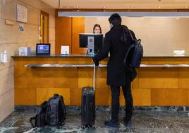 Un turista en la recepción del Hotel NH de Valladolid.