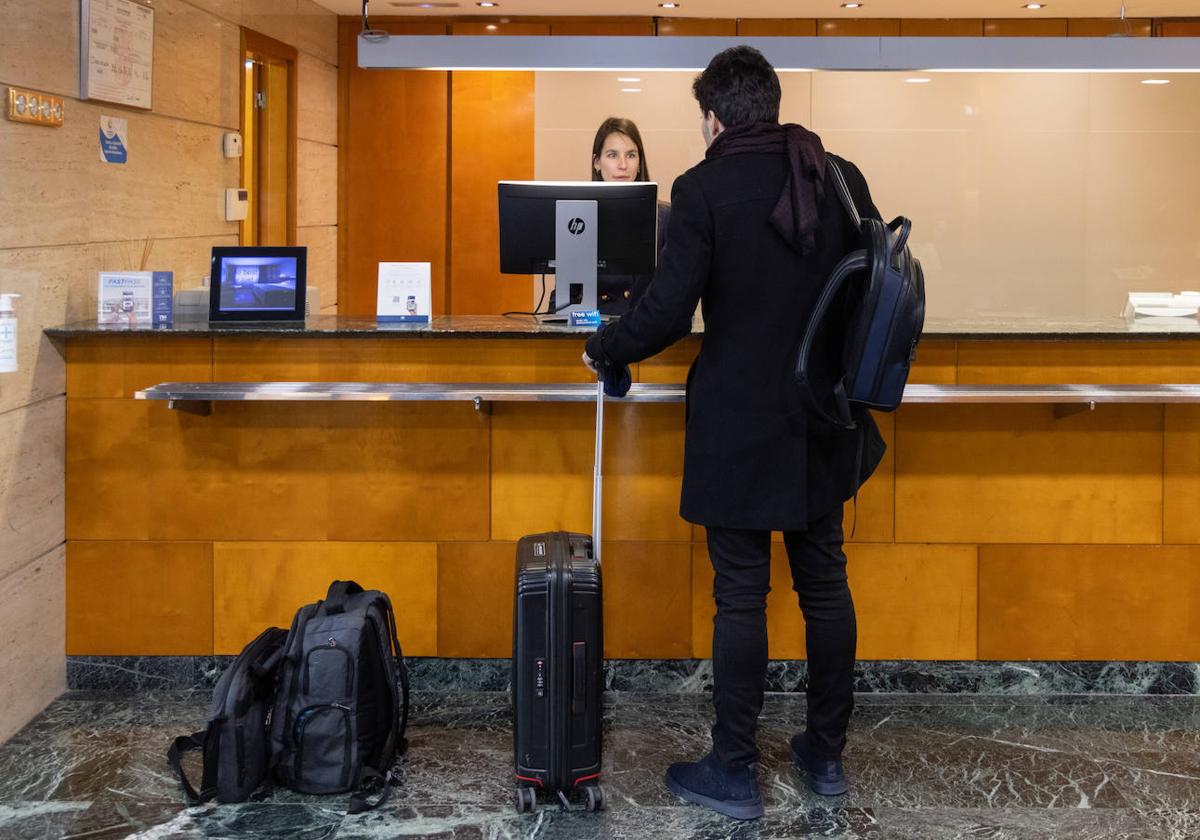 Un turista en la recepción del Hotel NH de Valladolid.