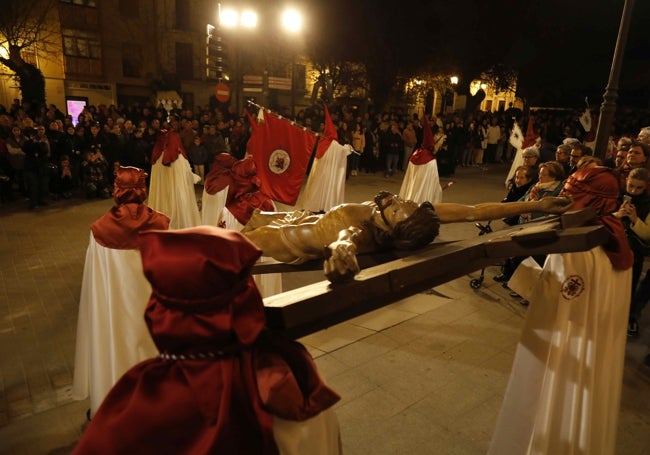 Talla del Cristo de la Agonía a la salida de la iglesia, momento que fue vivido por numeroso público.