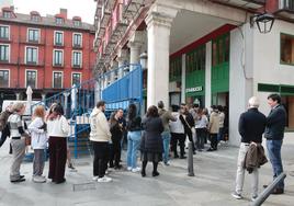 Colas frente al Starbucks de la Plaza Mayor el día de su inauguración.