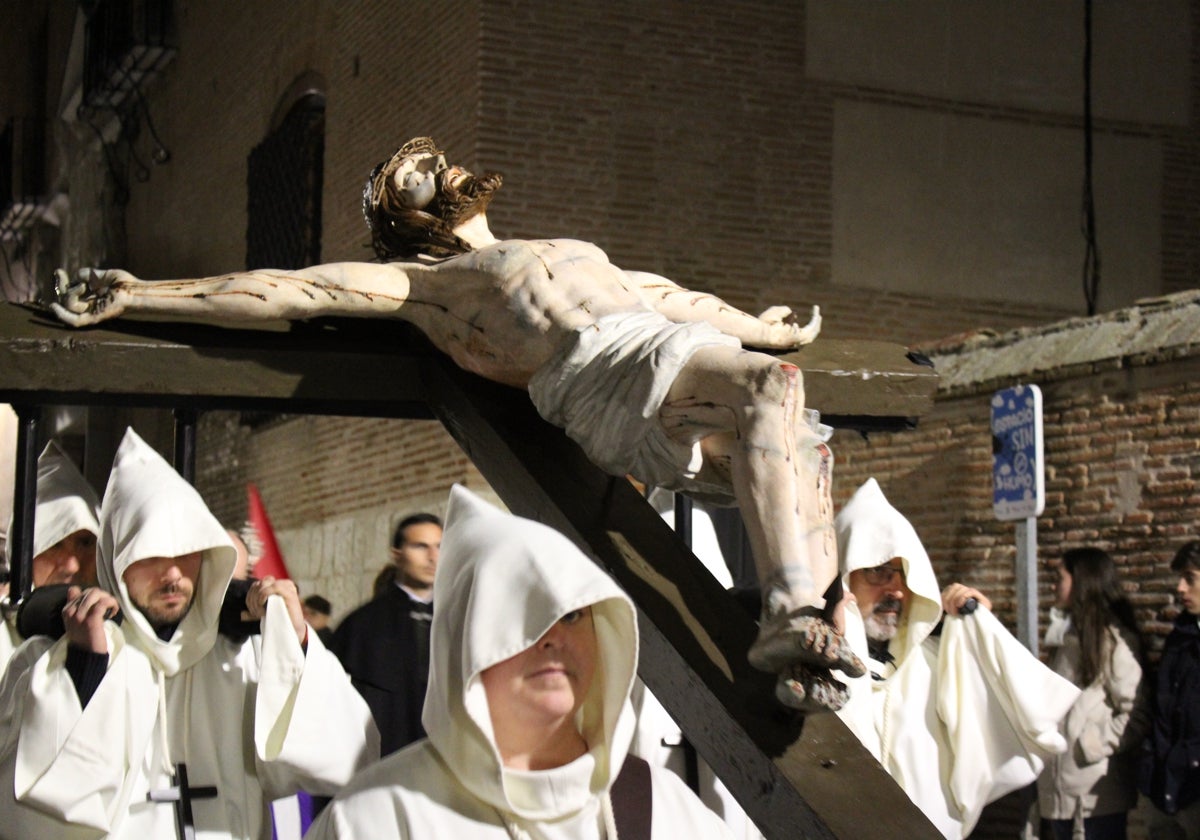 El recién restaurado Cristo del Encuentro desfila por las calles de Medina del Campo