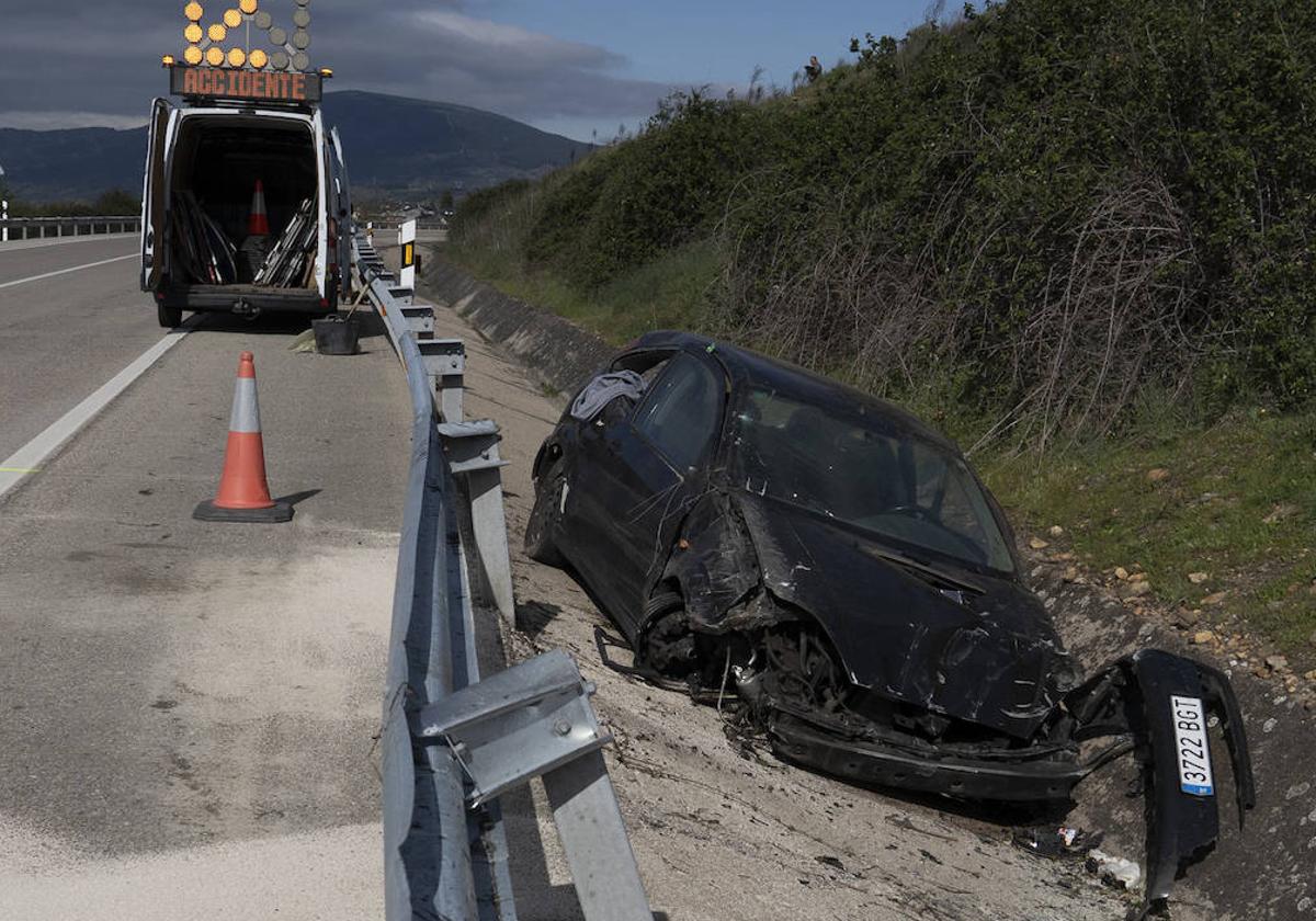 El vehículo accidentado, en la cuneta después del choque.