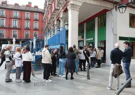 Colas frente al Starbucks de la Plaza Mayor de Valladolid el día de su inauguración.