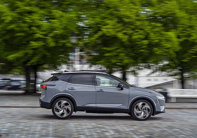 En el sistema e-POWER, el motor de gasolina únicamente genera electricidad, mientras que las ruedas son impulsadas exclusivamente por el motor eléctrico.