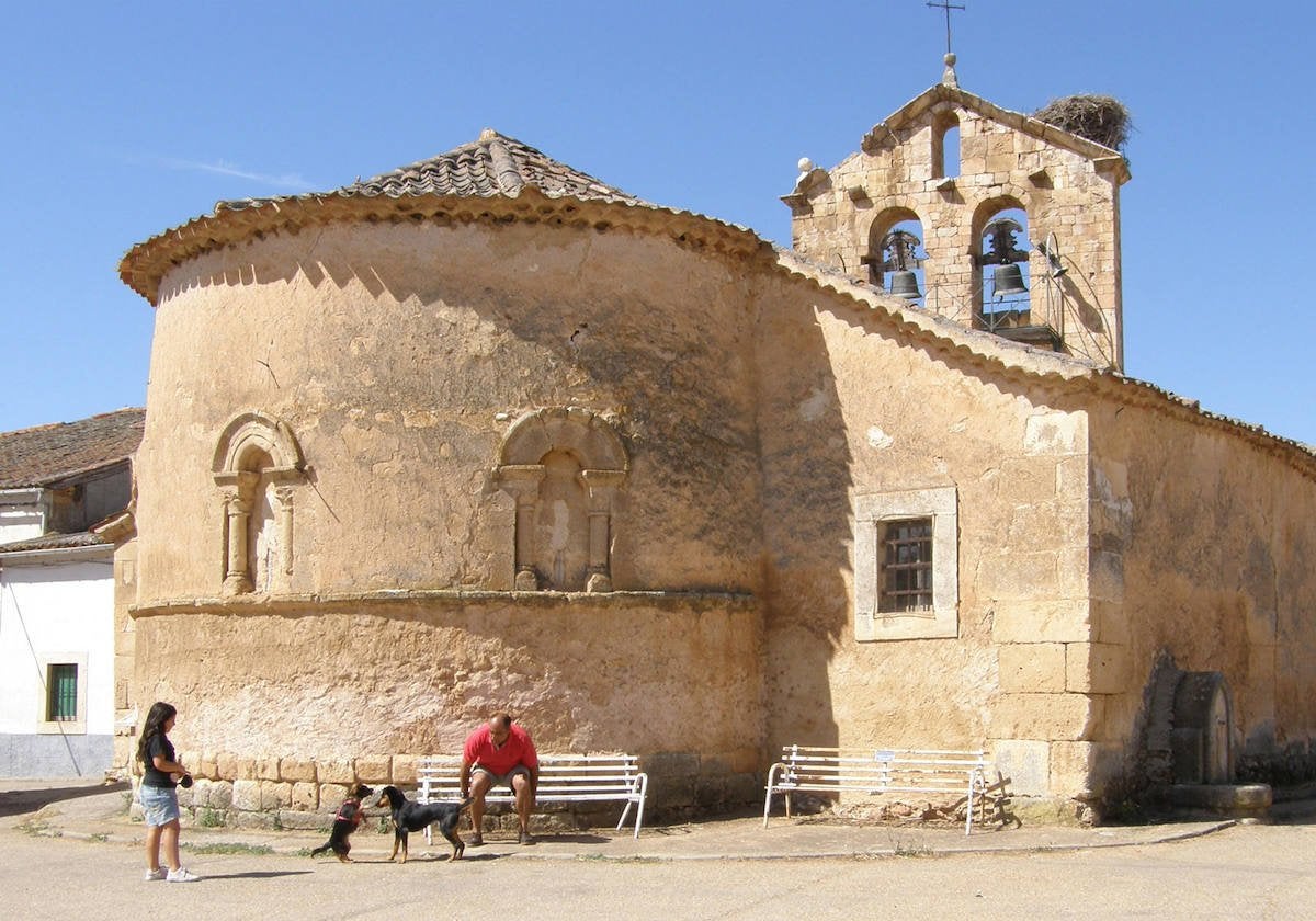 Imagen de archivo de un hombre y una niña, junto a la iglesia de Santo Domingo de Guzmán en Pajarejos.