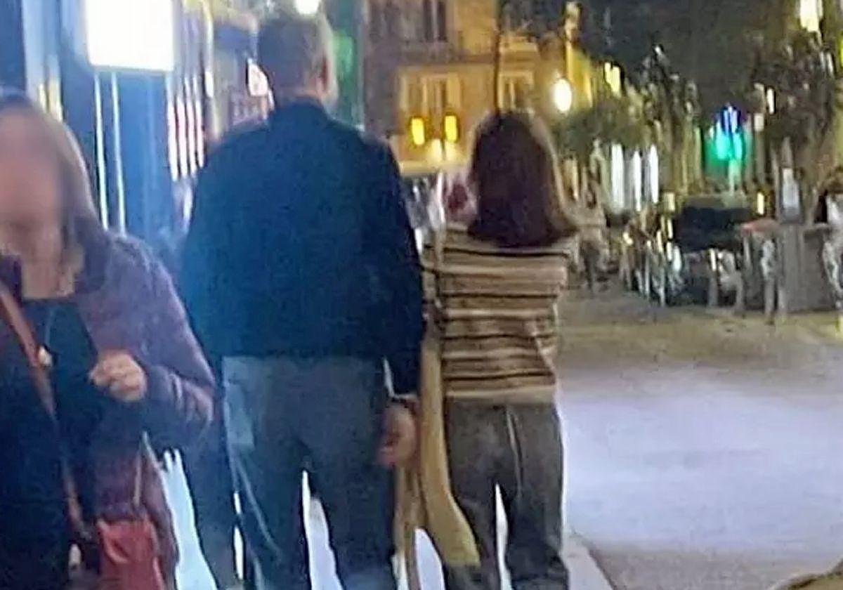 Los reyes, durante su paseo por el centro de Madrid.