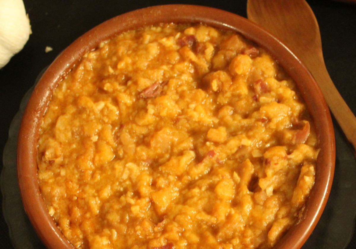 Sopas de ajo listas para degustar e una cazuela de barro.