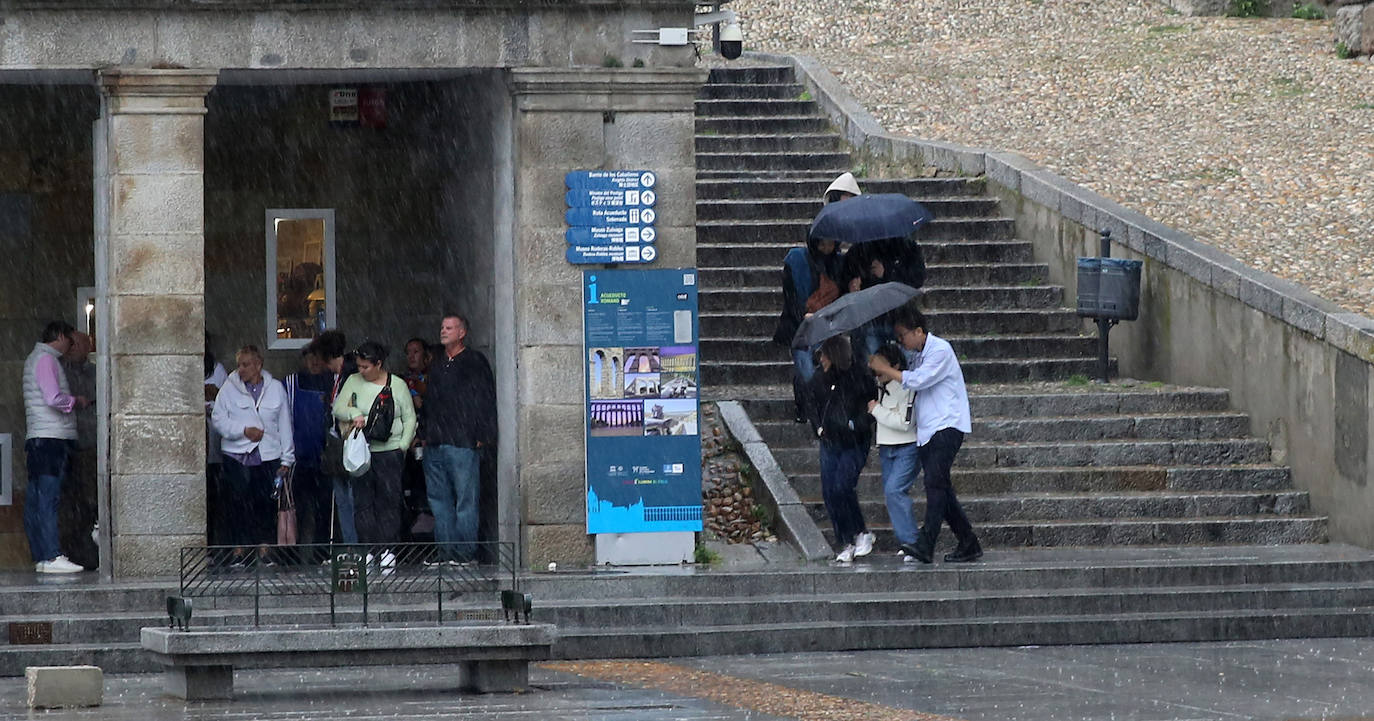 La primera tormenta de la primavera en Segovia, en imágenes