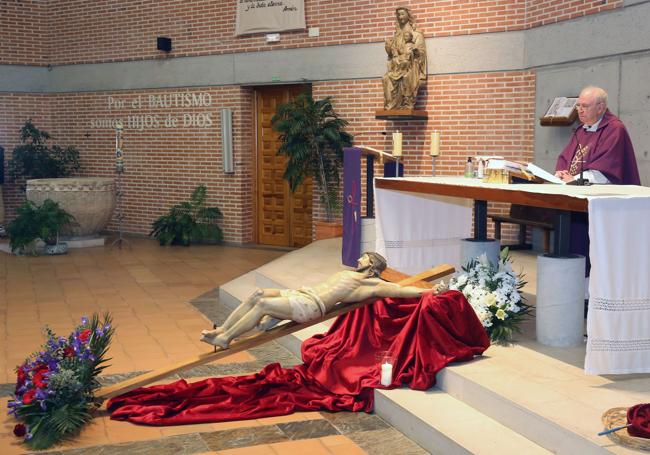 El Santísimo Cristo de la Salud, depositado ante el altar de la parroquia de La Resurrección.