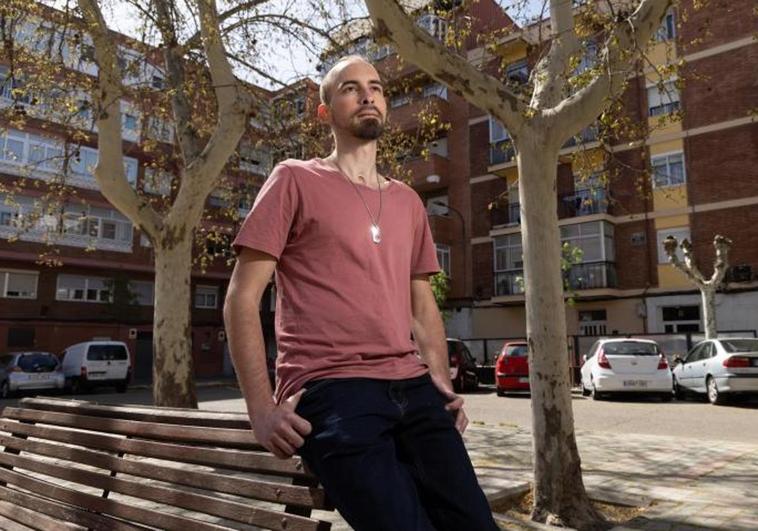 Luis Gómez posa en las inmediaciones de su casa en La Victoria.