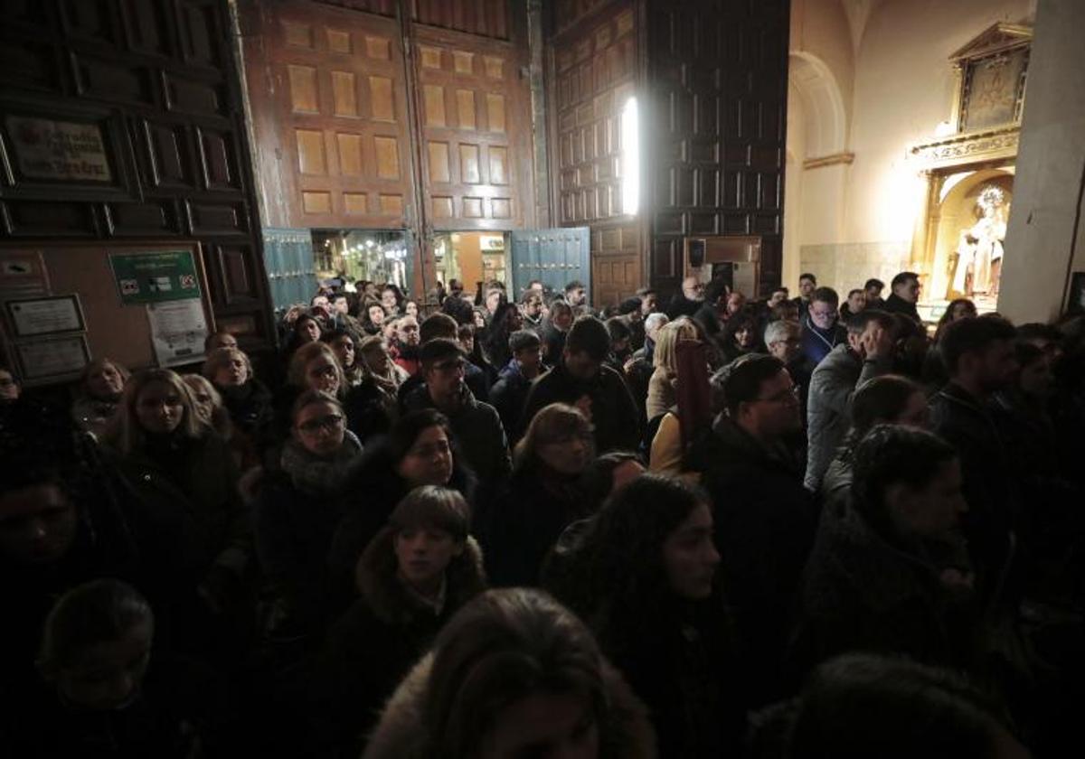 Público en la Iglesia de la Vera Cruz.