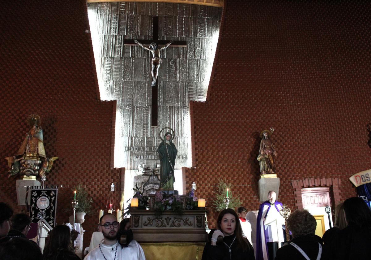 Virgen de la Esperanza en el interior de la Iglesia del Hogar San José de Hermanitas de Ancianos Desamparados