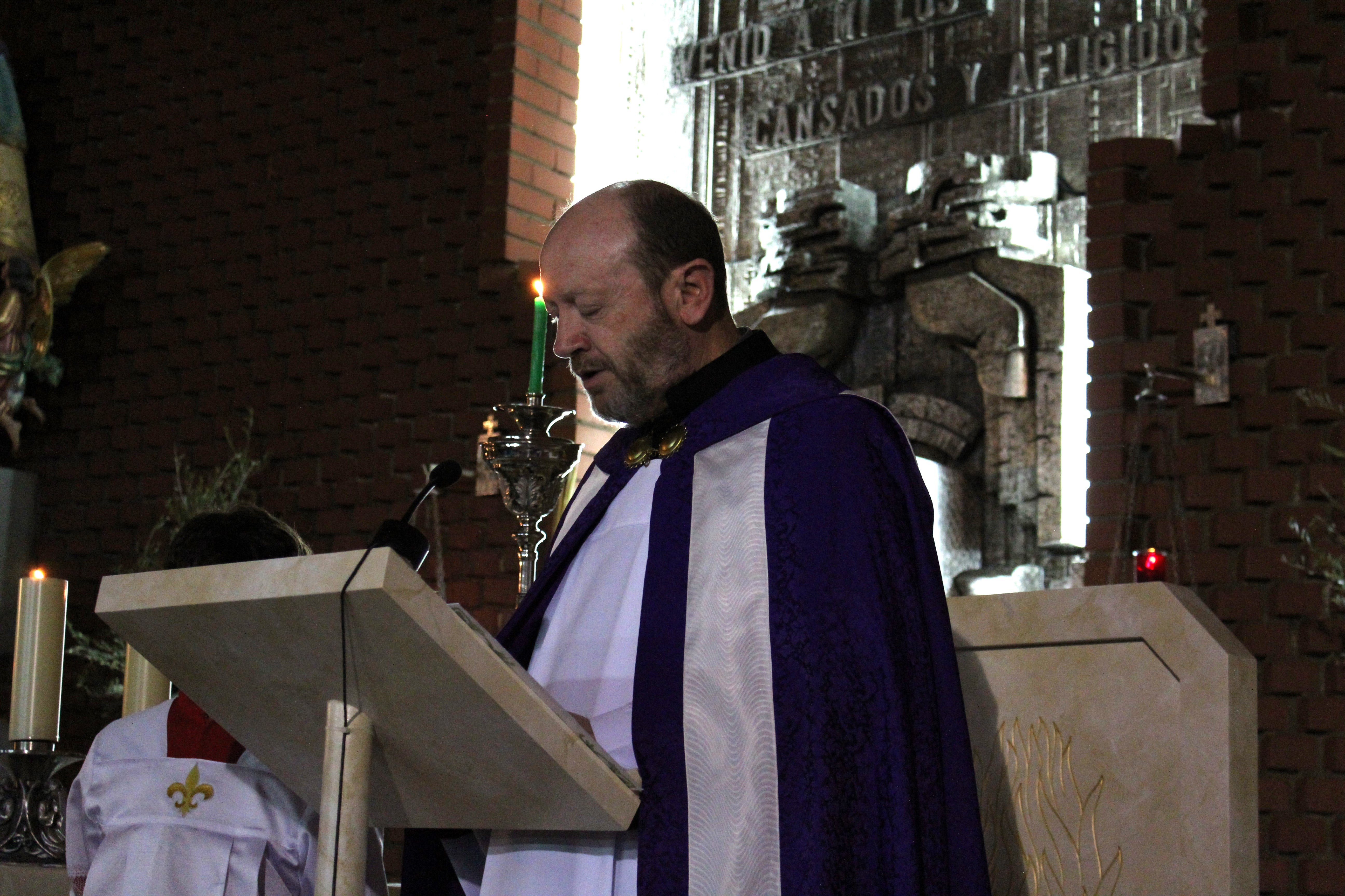 Párroco enunciando los misterios del Santo Rosario 