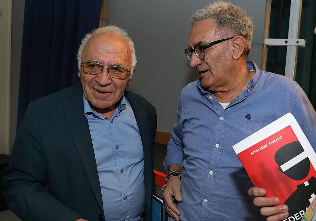 Juan José Tamayo, a la izquierda, junto al rector de la UPP, Cándido Abril.