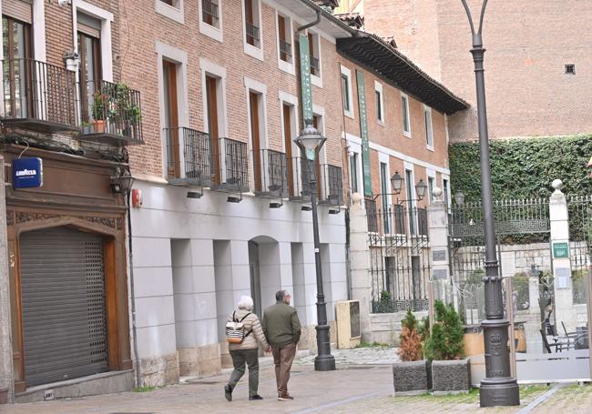 El edificio anexo adquirido a Caja Círculo en 2019, separado por una verja de la actual sede de la Casa Museo Cervantes.